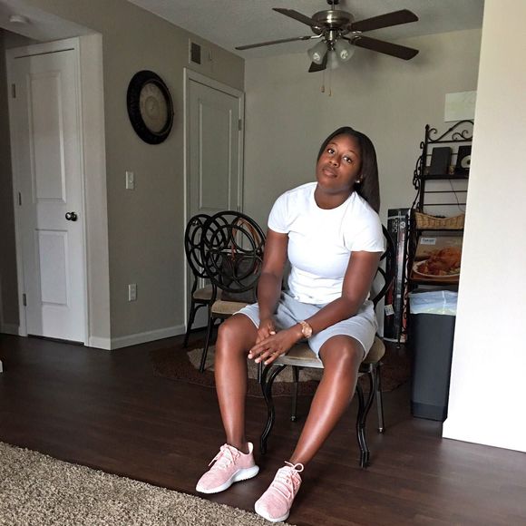 Meet your Posher, Deenia - Picture 1 of 1